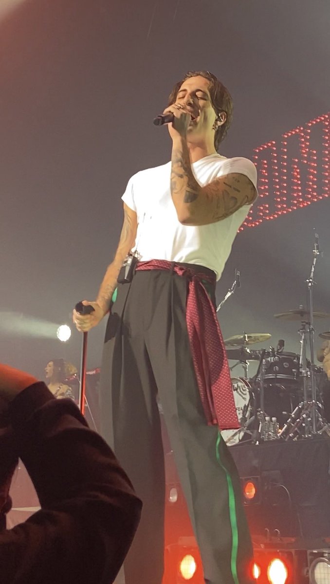 kjpnoz's tweet photo. Damiano..insanely talented, as always 🔥#DamianoDavid #FunnyLittleFearsWorldTour 
#ZeppBaysideOsaka https://t.co/XfUKAZvJ2Q