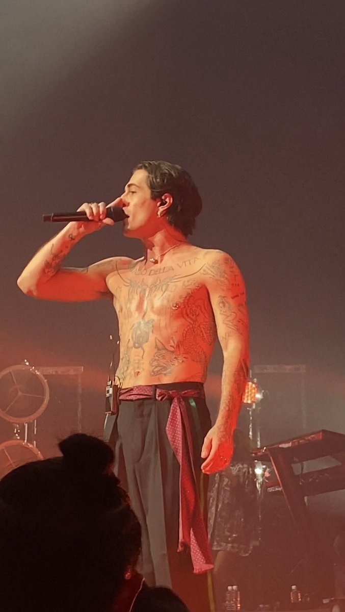 kjpnoz's tweet photo. Damiano..insanely talented, as always 🔥#DamianoDavid #FunnyLittleFearsWorldTour 
#ZeppBaysideOsaka https://t.co/XfUKAZvJ2Q