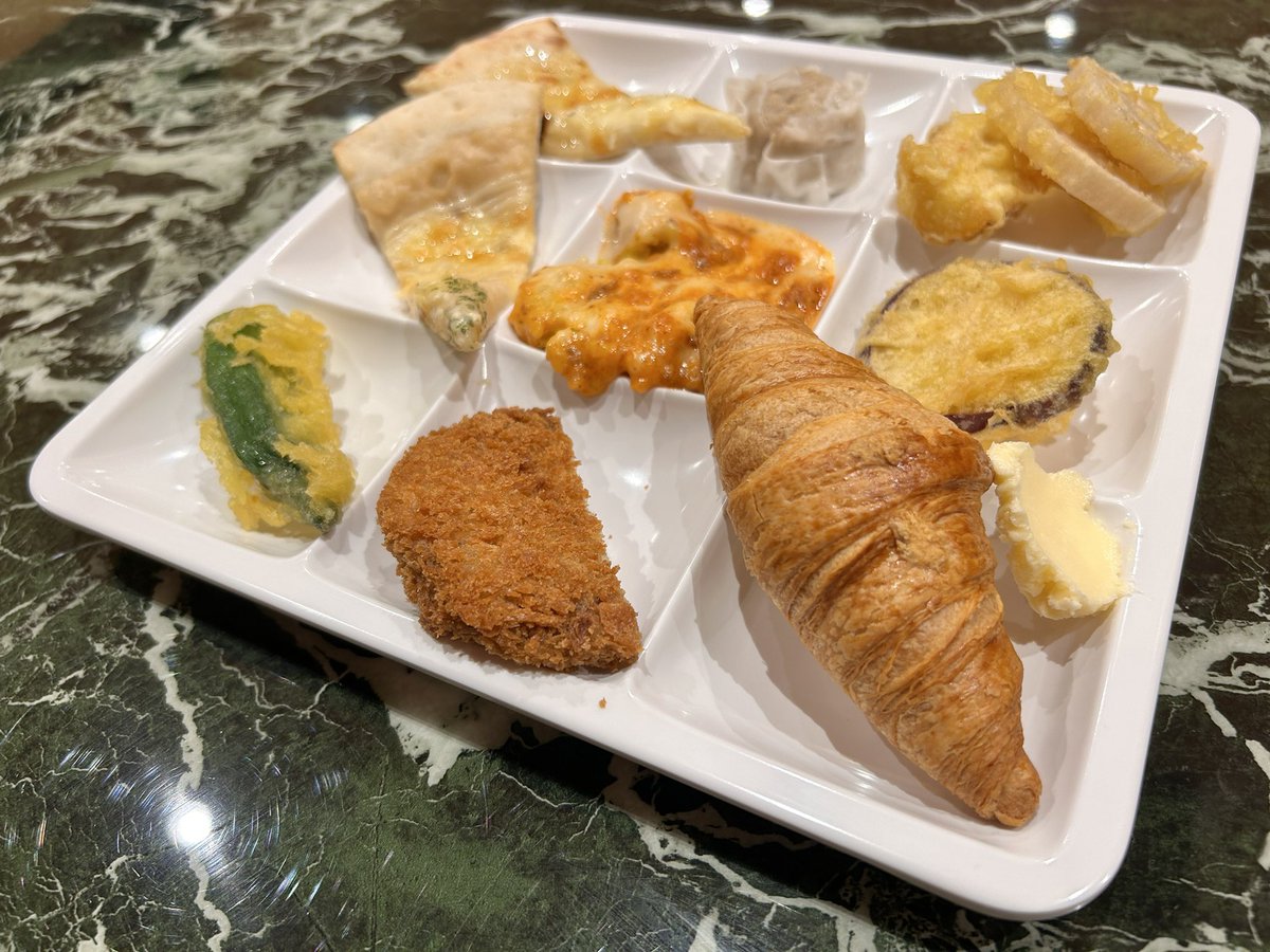 ferretti_1219's tweet photo. 🍖ワールドビュッフェ🍰
いただきま〰️す😋✨
#WorldBuffet
#ワールドビュッフェ
#神戸物産
#業務スーパー https://t.co/CXFMO82062
