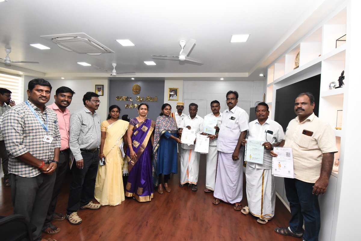 Kshema_Suraksha's tweet image. 📍 Thanjavur, Tamil Nadu

As part of #cropinsuranceweek, farmers in Thanjavur received MPMH marketing collaterals under @pmfby  on 06.10.2025.

#KshemaGeneralInsurance Limited continues to strengthen farmer resilience this #Rabi2025.

#krishirakshak #fasalbima