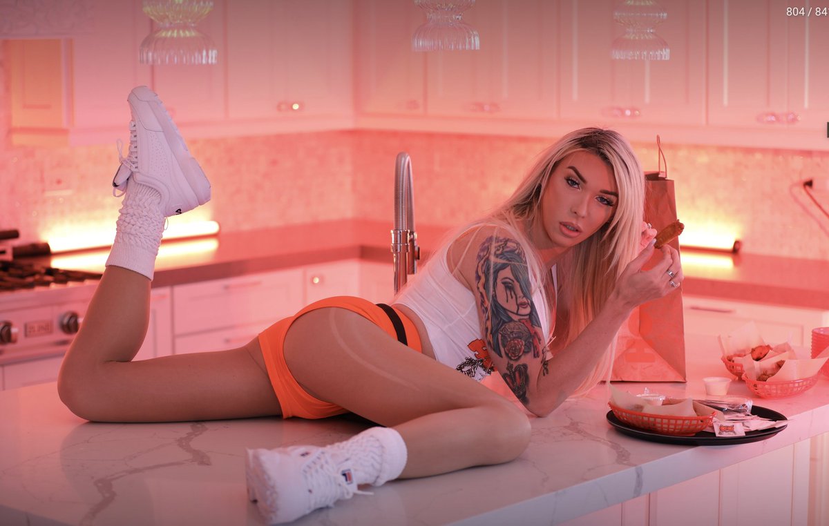 AUBREYKATEXXX's tweet photo. Want some? 🧡 https://t.co/ynwzUgXCMK