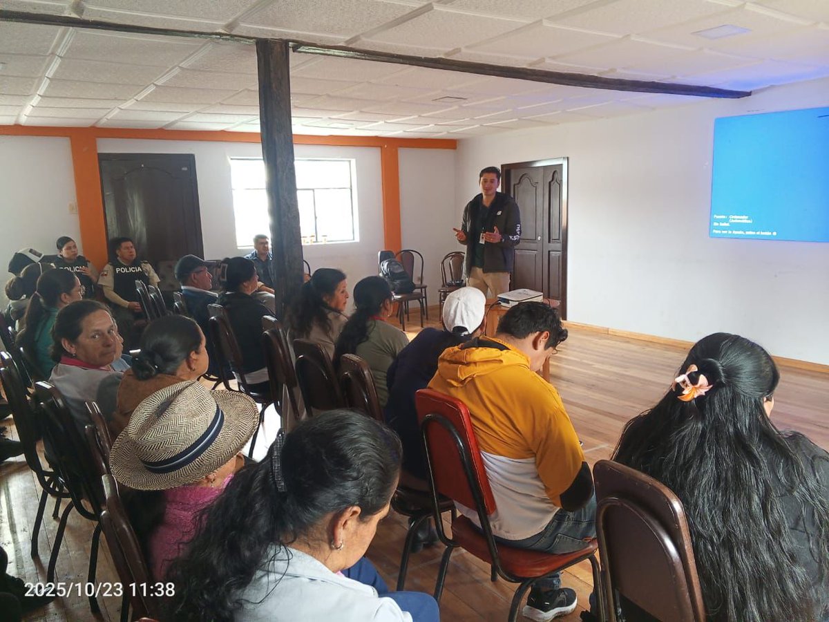 Agricultura_CZ6's tweet photo. #Azuay | Riego 

Productores de San Antonio Cutchil, #Sígsig, participaron en capacitación sobre uso eficiente del agua mediante sistemas de riego tecnificado 💧🌱

Con estas acciones, #ElNuevoEcuadorImpulsa la sostenibilidad hídrica y el desarrollo agroproductivo rural. https://t.co/WokMPPuYQz