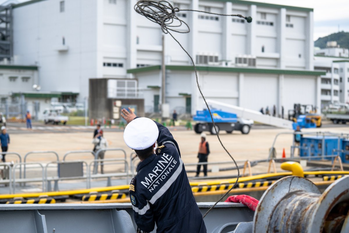 ambafrancejp_jp's tweet photo. 10月25日から29日まで、フランス領ポリネシアに所属するフランス軍の監視フリゲート艦が、「#HIMANTURA2025」ミッションの一環として日本の佐世保に寄港しました。
この寄港は、🇯🇵🇺🇸🇦🇺🇨🇦🇳🇿のパートナーとともに、フランスが初めて参加した大規模演習「#ANNUALEX」に続くものです。
フリゲート艦は現在、国連安全保障理事会の北朝鮮制裁決議の履行を監視する任務「ECC(Enforcement Coordination Cell)」に従事しており、北朝鮮の核兵器開発を防ぐことを目的としています。
インド太平洋地域に領土を有する主権国家として、フランスは同盟国とともに、国際法の尊重と地域の安定、そして「自由で開かれたインド太平洋」の実現に積極的に貢献しています。
10月25日には艦上レセプションが開催され、佐世保市関係者、サンドリン・ムシェ在京都フランス総領事、海上自衛隊佐世保地方総監・福田達也海将、米海軍佐世保基地司令官マイケル・フォンテーヌ大佐らをお迎えしました。
#フランス海軍 #インド太平洋 #佐世保 #日仏協力