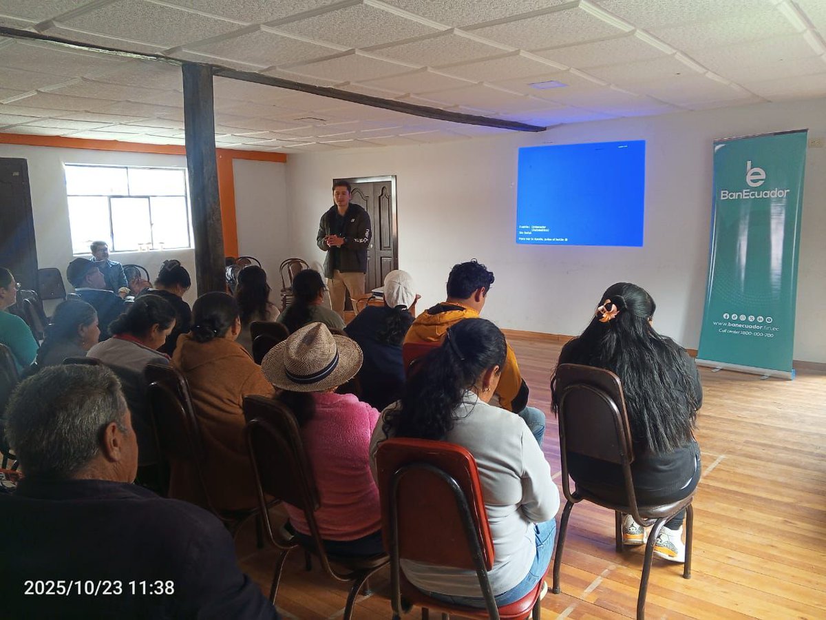 Agricultura_CZ6's tweet photo. #Azuay | Riego 

Productores de San Antonio Cutchil, #Sígsig, participaron en capacitación sobre uso eficiente del agua mediante sistemas de riego tecnificado 💧🌱

Con estas acciones, #ElNuevoEcuadorImpulsa la sostenibilidad hídrica y el desarrollo agroproductivo rural. https://t.co/WokMPPuYQz