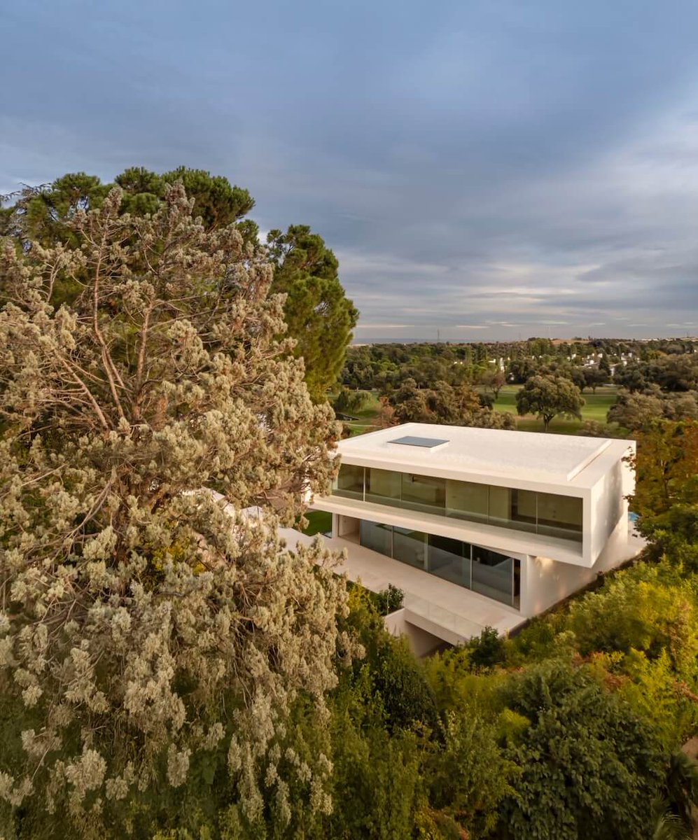 Villa Lavan, La Moraleja, Madrid, Spain by Fran Silvestre Arquitectos

Read more: amazingarchitecture.com/houses/villa-l…

Fran Silvestre Arquitectos: Villa Lavan is a residence composed of two single-story

#amazingarchitecture #Houses