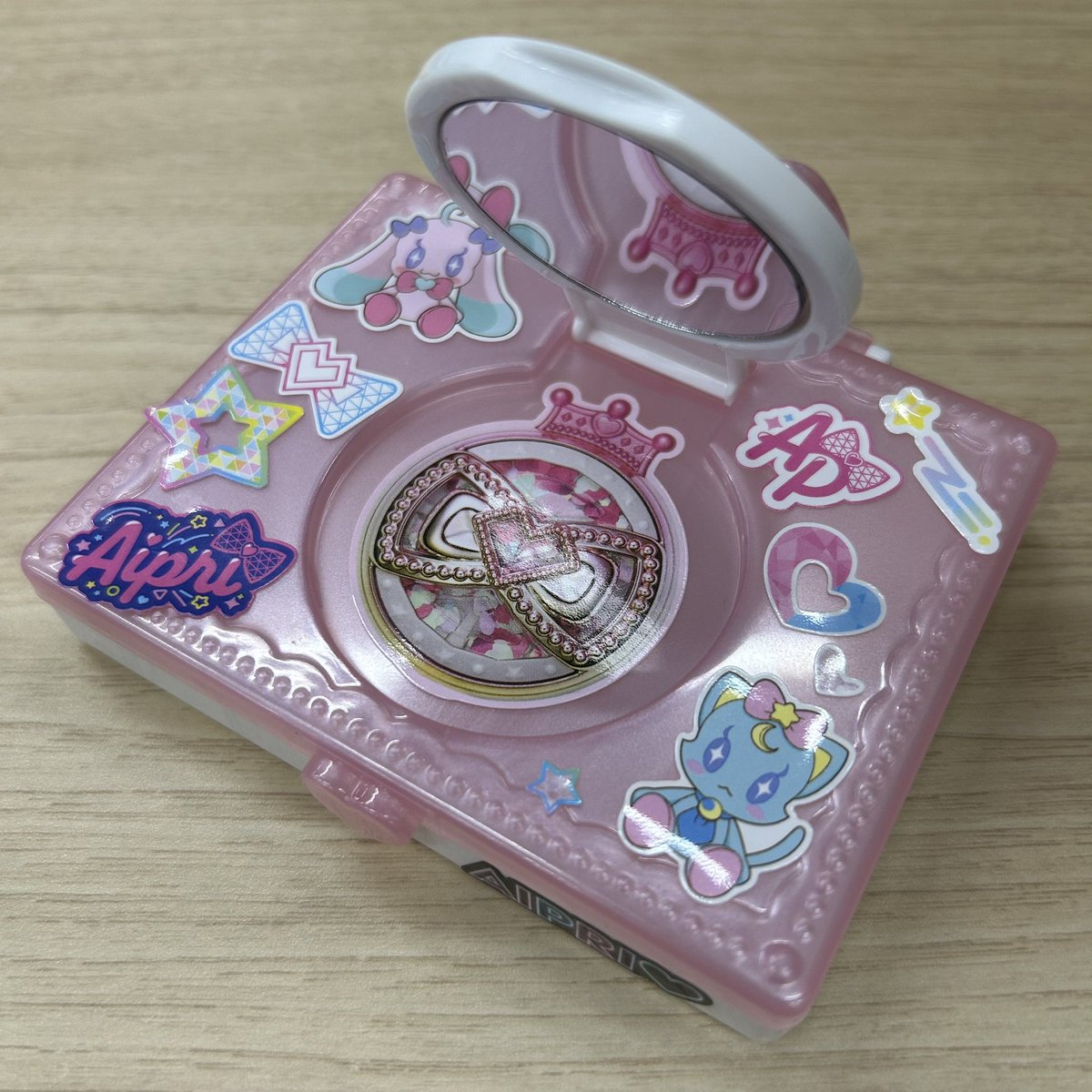 明日（10/31）発売のぷっちぐみ12・1月号ふろく『ひみつのアイプリ ミラーつき⭐︎カードケース』をチラ見せ👀

ふろくのシールでかわいくデコっちゃお🌟自分だけのケースが作れちゃう！
アイプリカードも15まい以上入るよ🙌

ぜひ明日ゲットしてね〜💖
#ぷっちぐみ #ひみつのアイプリ #アイプリ