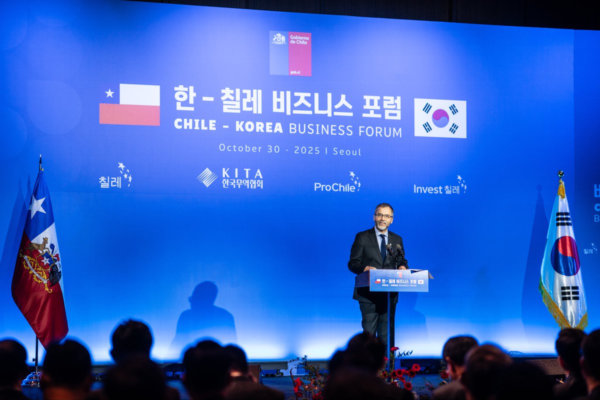 GabrielBoric's tweet photo. Partimos la agenda en Corea y nuestra primera actividad fue dar el vamos al Seminario Empresarial entre ambos países. Valoro especialmente la firma de los convenios realizados entre KITA (Korean International Trade Association) y @ProChile e InvestChile, que permitirán fortalecer nuestros lazos con Corea y abrir nuevas posibilidades para el desarrollo empresarial de nuestro país. 

Con acciones concretas, construimos alianzas de presente y futuro, por la innovación, la sostenibilidad, la democracia y por el bienestar de nuestros pueblos!