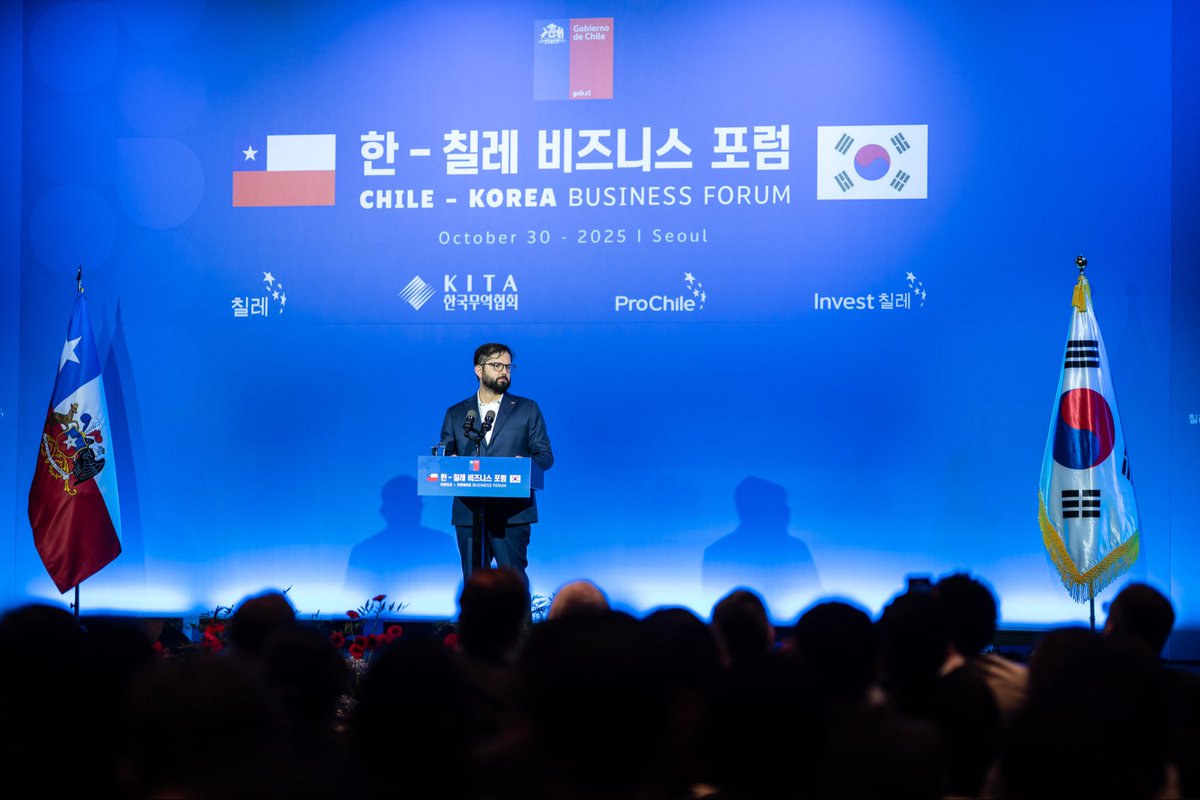 GabrielBoric's tweet photo. Partimos la agenda en Corea y nuestra primera actividad fue dar el vamos al Seminario Empresarial entre ambos países. Valoro especialmente la firma de los convenios realizados entre KITA (Korean International Trade Association) y @ProChile e InvestChile, que permitirán fortalecer nuestros lazos con Corea y abrir nuevas posibilidades para el desarrollo empresarial de nuestro país. 

Con acciones concretas, construimos alianzas de presente y futuro, por la innovación, la sostenibilidad, la democracia y por el bienestar de nuestros pueblos!