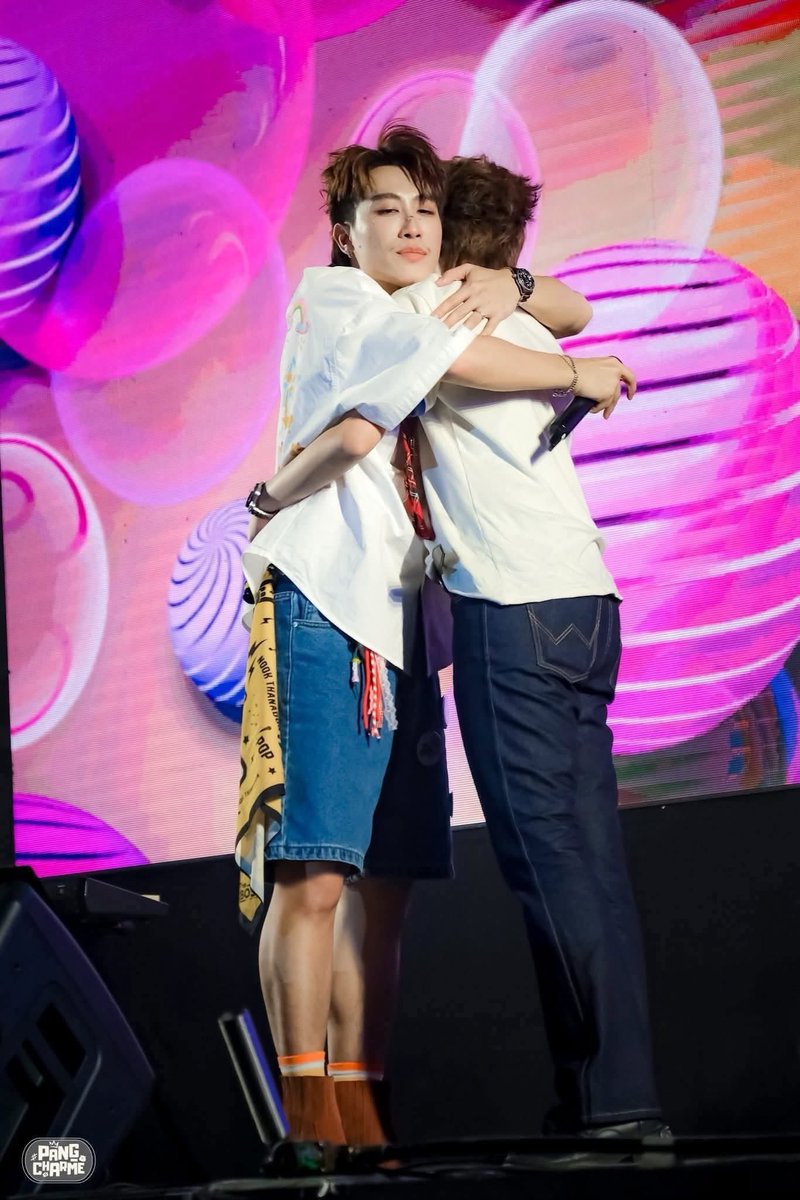 อยู่ด้อมนี้มาเกือบ 6 ปี เห็นคนที่เข้ามาแล้วคิดร้าย คิดแยกเด็ก 2 คนนี้ ไม่ว่าจะเป็น Fc หรือใครก็ตามก็จะหลุดวงโคจรไปกันทั้งนั้น มิตรภาพของนุ๊กปาย มันสวยงามมากๆนะ ต่อให้จะมีใครบางคนพยามแซะ หรือด้อยค่าอีกคนแค่ไหน ก็ไม่สามารถทำให้เค้าแตกหักกันได้ มีแต่เข้าใจกันมากขึ้นกว่าเดิมอีก