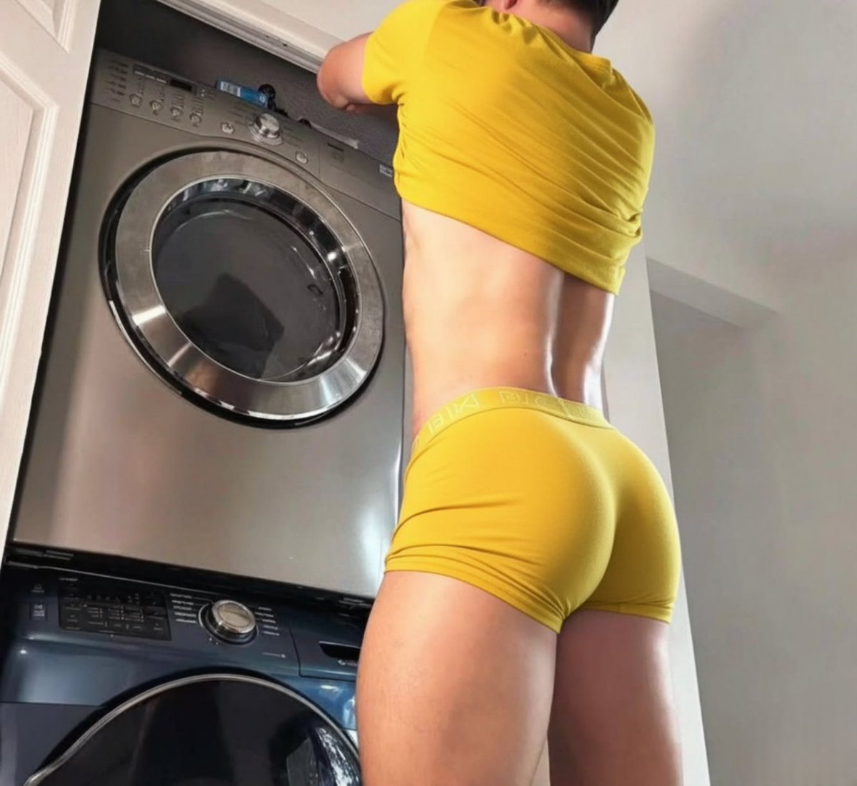 aproveitando pra lavar roupa hehe 💛