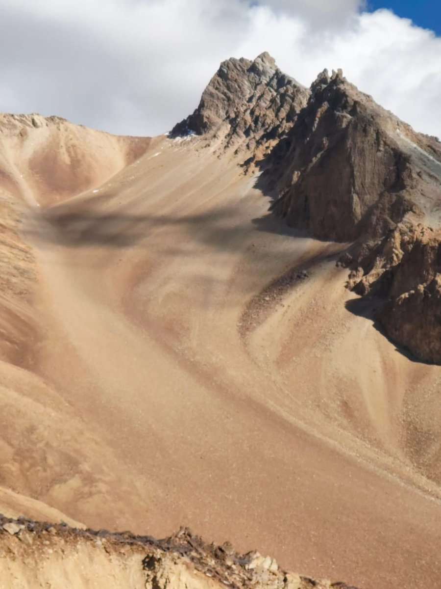 Vic_k_ey's tweet image. The Cold desert of #Himalayas ...

#GoodMorning #Pals 🌄🍀🐦
Wishing you a flourishing #Thursday
Warm regards🌲🌹🙏

#IncredibleIndia 🇮🇳- Beautiful rock colour formations at Sarchu, #Manali-#Leh highway.. Ochre coloured sand flowing down like a river .. #Himachal Pradesh...