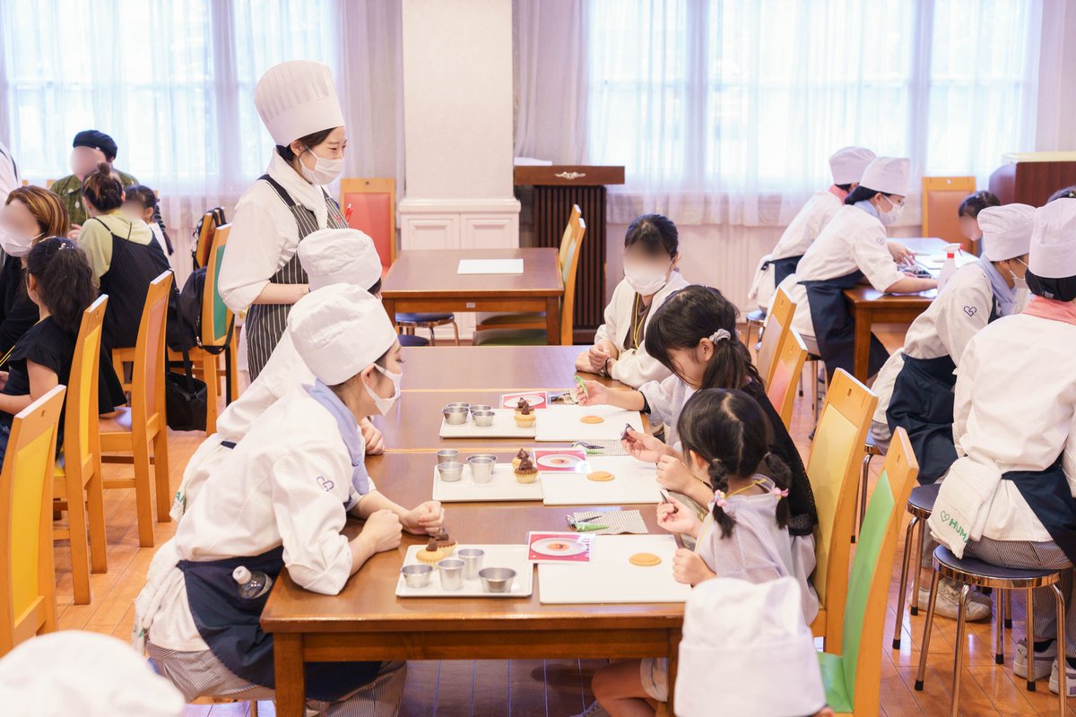 huma_cc's tweet photo. 【学生パティスリー】
製菓製パン総合学科1・2年生合同で公開実践授業を行いました🌱
今回は「洋菓子セット・焼菓子セット販売」とユマ学生サポートによる「特別パティシエ体験」を企画し、実践しました🍰

ご来店いただきました皆様、ありがとうございました✨ https://t.co/34BCVHFMRv