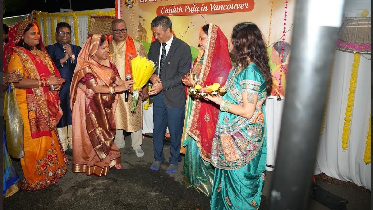 cgivancouver's tweet photo. Consul General @Masarung joined the Bihar & Jharkhand Cultural Association of BC (BAJA BC) in celebrating Chhath Mahaparv 2025 in Surrey. 🌅
He extended greetings to all families and highlighted the festival’s deep spiritual message — worshipping both the setting and rising sun symbolizes hope and renewal. 🙏
#ChhathPuja #chhath  #IndianCulture
@MEAIndia @HCI_Ottawa