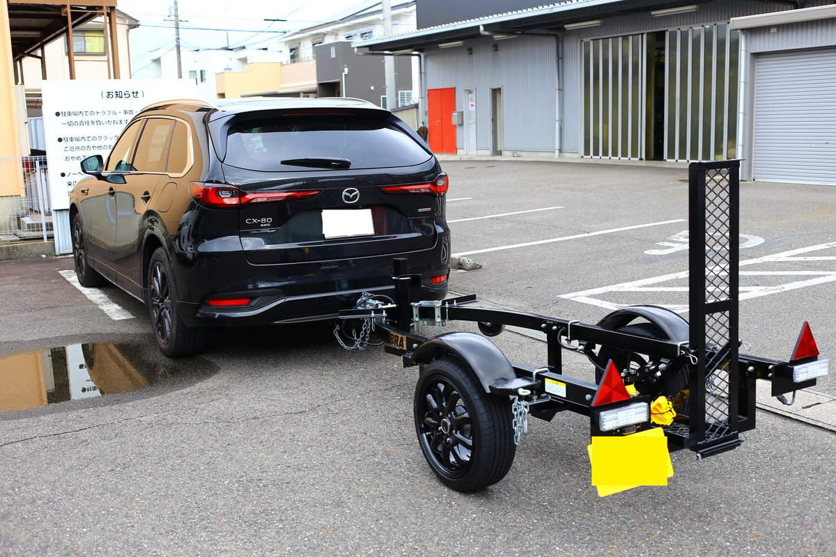 CARRIAGEBASE's tweet photo. こんにちは。キャリッジベースのメカニック＆フォトグラファーの笹田です。カスタムバイクトレーラー
BLACK COBRA納車。今回はマツダ CX80との組み合わせです。カッコイイ✨😉✨トレーラーライフ楽しんで下さいね～🤗
#カスタムバイクトレーラー 
#バイクトレーラー 
#マツダ 
#CX80 
#バイク積載 https://t.co/zLJS6mcFr9