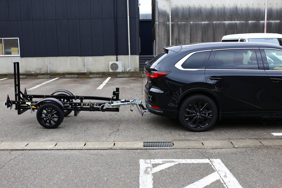 CARRIAGEBASE's tweet photo. こんにちは。キャリッジベースのメカニック＆フォトグラファーの笹田です。カスタムバイクトレーラー
BLACK COBRA納車。今回はマツダ CX80との組み合わせです。カッコイイ✨😉✨トレーラーライフ楽しんで下さいね～🤗
#カスタムバイクトレーラー 
#バイクトレーラー 
#マツダ 
#CX80 
#バイク積載 https://t.co/zLJS6mcFr9