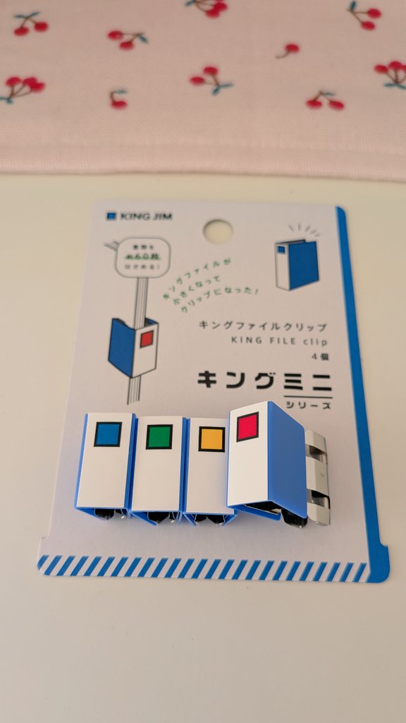 haroharoharo777's tweet photo. キングジムさんの、ミニチュアシリーズのファイル型クリップが可愛くて買ったんだが、気付いたら用途が違ってて草🤣

いつの間にかぬいグッズと化しとるw https://t.co/OEYslLDt4D