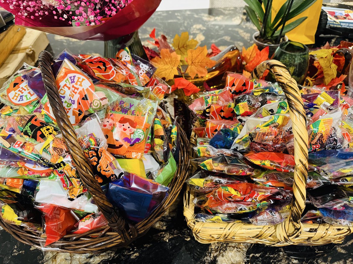 BaezRebecap's tweet photo. Gracias por la rola @elwarpig @El_Gasper #ClientaSatisfecha 👻💚🎃🖤💀 #SalvameRadio Ya quedaron listos los dulces para los monstruos y brujas que visiten mi hogar 🎃💀🔮 https://t.co/0YETcs5qVM