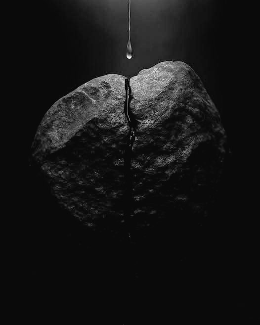 titi_razak's tweet image. الماء يكسر الصخر ليس بالقوة، بل بالمثابرة.

Air memecahkan batu bukan dengan kekuatan, tetapi dengan ketekunan.