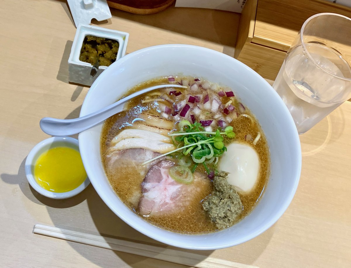 kiwo3joh's tweet photo. 中央区『ぶこう』特製牡蠣と貝の酒粕味噌そば
牡蠣ペーストと三種類のチャーシューが特徴的だ。
貝出汁の味噌スープ、道産小麦のストレート麺、いずれも旨し!
牡蠣ペーストでぐぐっとコクが増す。
レモンバターバターは意外に爽やか。
最後には柚子胡椒で辛味を楽しんだ。😋#Miso_Ramen #Oyster_Paste https://t.co/7sseU8W194