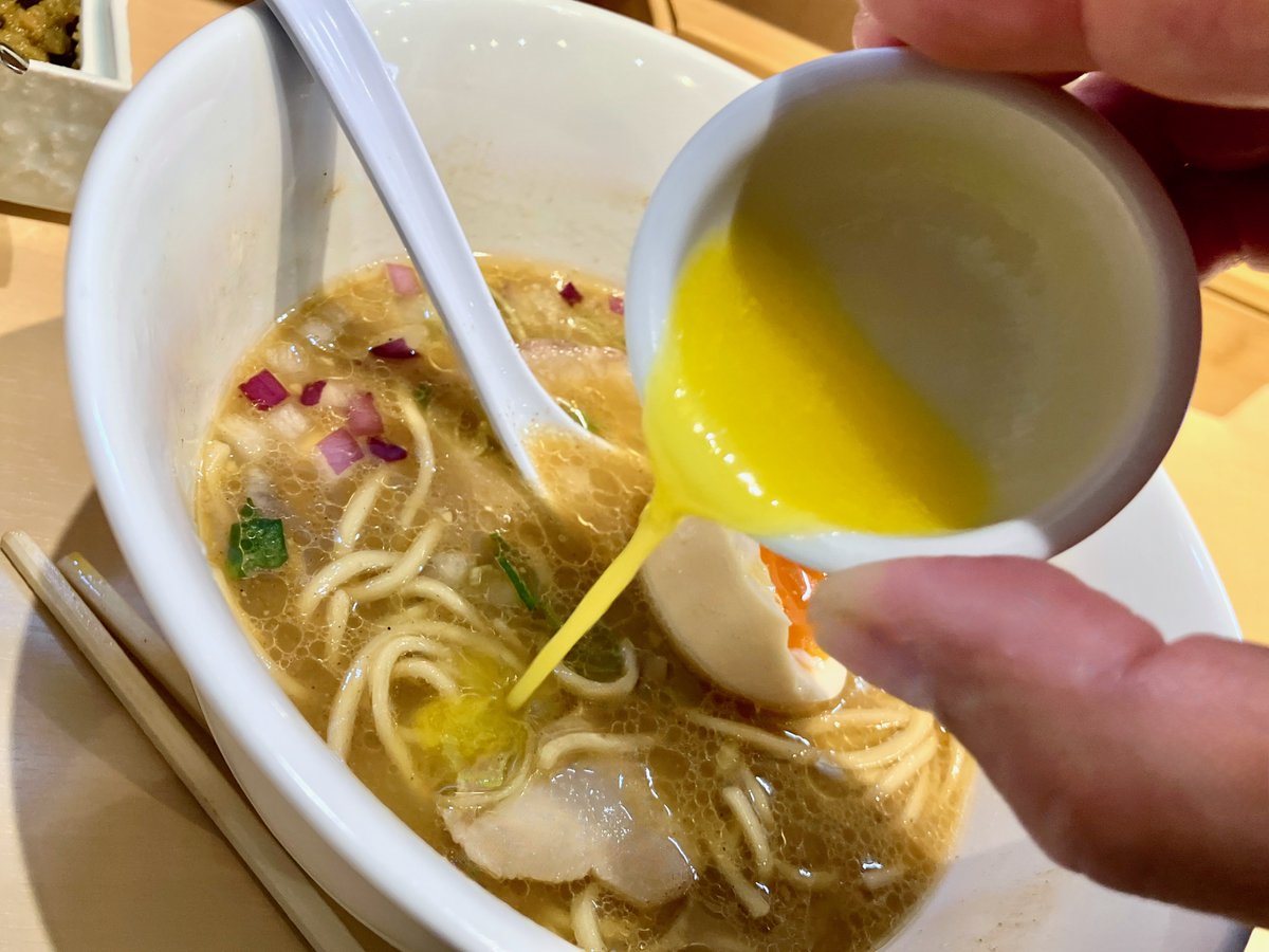 kiwo3joh's tweet photo. 中央区『ぶこう』特製牡蠣と貝の酒粕味噌そば
牡蠣ペーストと三種類のチャーシューが特徴的だ。
貝出汁の味噌スープ、道産小麦のストレート麺、いずれも旨し!
牡蠣ペーストでぐぐっとコクが増す。
レモンバターバターは意外に爽やか。
最後には柚子胡椒で辛味を楽しんだ。😋#Miso_Ramen #Oyster_Paste https://t.co/7sseU8W194