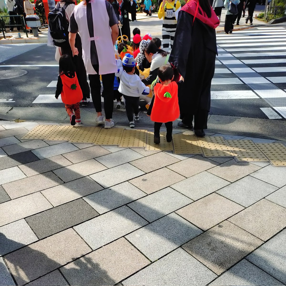 <a href="/JLL813_/">JUST A LITTLE LOVIN'</a> <a href="/ayknkt_xxx/">中田 絢千 Ayaka Nakata</a> 🎃＃Halloween
青山通りの
ちびちゃんたちです🦇

今週は庄司浩平さんの
BirthdayEveから
＃庄司浩平誕生祭2025
タワ渋パネル展4階
announceなども含め
中田さんらしい
きめ細やかなお気遣い
ありがとうございました

活字で知っていたEpisodeも庄司さんご自身の声で聴くと新しい発見がありました