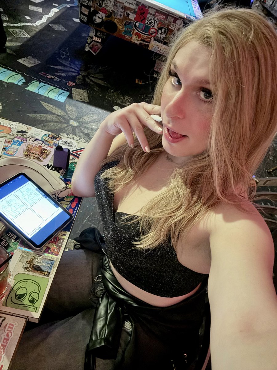 drawing at the dyke bar is so relaxing