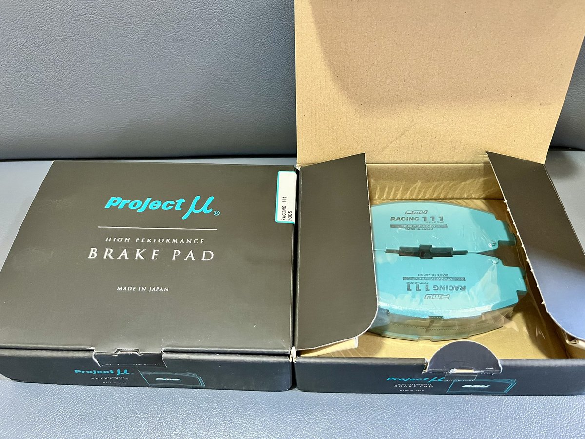 junpei1129's tweet photo. 株式会社プロジェクト・ミューさまよりスカラシップ賞典のブレーキパッドが届きました✨
いつもご支援ありがとうございます😊
これで来シーズンも頑張れそうです👍

そしてGF用のタイヤも到着。
がんばろ🔥

#プロジェクトミュー　#PMU #projectmu  #ヤリスカップ #yariscup #グッドイヤー #goodyear https://t.co/A8CMVnj19x