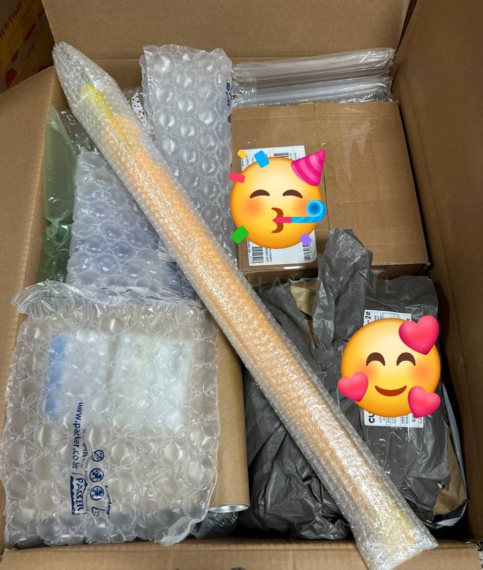 koreanhaulmnl's tweet photo. #khmupdate~

Box 10.28📦

•Box picked up last Tuesday, October 28.

✔️#khmkrboxsharing
✔️ Ediya Coffee x Byeon Woo Seok Photocard Event
✔️ G-Dragon Official Mini Light Keyring
✔️ I-Gin Verdant Gleam Perfume
✔️ Baby Zzirang Pattisier Keyring & Face Cushion
✔️ SM ARTISTS' FANSIGNAL LIP BALM
[SM x Amore Pacific] Super Junior~
✔️ TWICE - Special Album TEN: The Story Goes On (Cast Ver.)
✔️ KIM SEONHO x NUTRI D-DAY 
Signature Phyto Immune
✔️ KIM SEONHO x NUTRI D-DAY 
PICK & GET [2ND PHOTOCARD EVENT]
✔️ Byeon Woo Seok x Baskin Robbins Blanket
✔️ Binch (3 boxes - for sale!)
✔️ V x Coke Zero - 6 cans of Coke Zero + tin case + stickers
✔️ GIORDANO KOREA X BYEON WOO SEOK~
✔️ Head Over Heels 1st Pop-up Store
Official MD ONLINE
✔️ Salvatore Photobook (2)
✔️ Lovely Runner Umbrella

Kamsahamnida! 💙

P.S. May boxes na dumating for the past months na di ko nauupdate but will start to update na ulit, thanks as always! ✨️