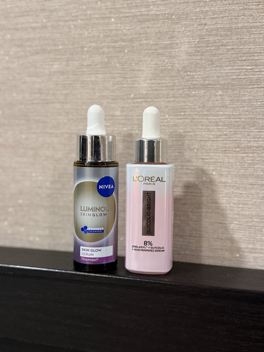 ยกให้ 2 ขวดนี้ คือ Duo หน้าใสแห่งปีในราคาหลักร้อย. 

Thiamidol สาร ที่มีงานวิจัยรองรับเยอะมากยับยั้งเอนไซม์ Tyrosinase การลด จุดด่างดำ, ฝ้า, post-acne mark รวมถึง ค่า PIH

Melasyl ไม่ได้ยับยั้งเอนไซม์โดยตรง แต่ไปช่วยจับกับสารตั้งต้น (precursors) ของเมลานิน เช่น DOPAquinone และ