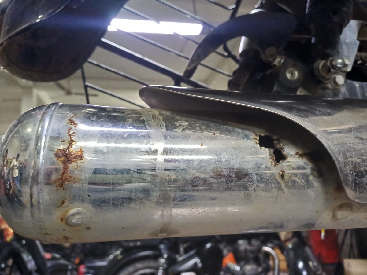Madhurendu57585's tweet photo. @royalenfield This is condition of 4 years old bullet 350 standard.
Many complain done but still waiting for response https://t.co/S7ONYdPWam