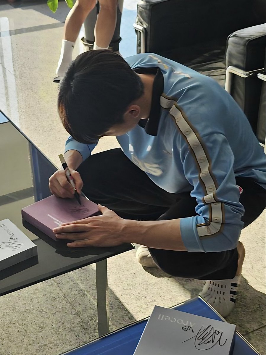 #RT이벤트 💙🤍❤️

⚽ 외근 갔다가 받아온
싸인 앨범 아니고 ✨싸인 마스크팩✨ 
여러분을 위해 고대로 .⸍ 가져왔어요 🪽

아로셀( <a href="/Arocell_X/">아로셀</a> ) 팔로우 + RT 하시면
추첨을 통해 총 3분께 드려요!
*마스크팩 라인은 랜덤으로 제공될 예정입니다.

✔️이벤트 기간 : 10/30(목)~11/6(목)
✔️당첨자 발표