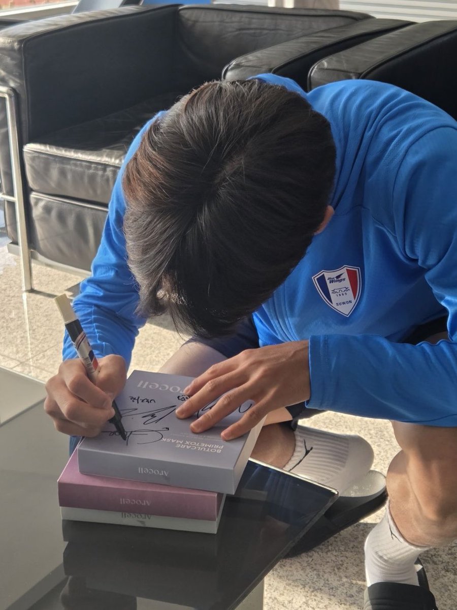 Arocell_X's tweet photo. #RT이벤트 💙🤍❤️

⚽ 외근 갔다가 받아온
싸인 앨범 아니고 ✨싸인 마스크팩✨ 
여러분을 위해 고대로 .⸍ 가져왔어요 🪽

아로셀( @Arocell_X ) 팔로우 + RT 하시면
추첨을 통해 총 3분께 드려요!
*마스크팩 라인은 랜덤으로 제공될 예정입니다.

✔️이벤트 기간 : 10/30(목)~11/6(목)
✔️당첨자 발표 : 11/7 (금)

𖤐 11월 3일 #수원삼성블루윙즈 와 함께한 콘텐츠도 업로드 예정이니 많관부… 𖤐
