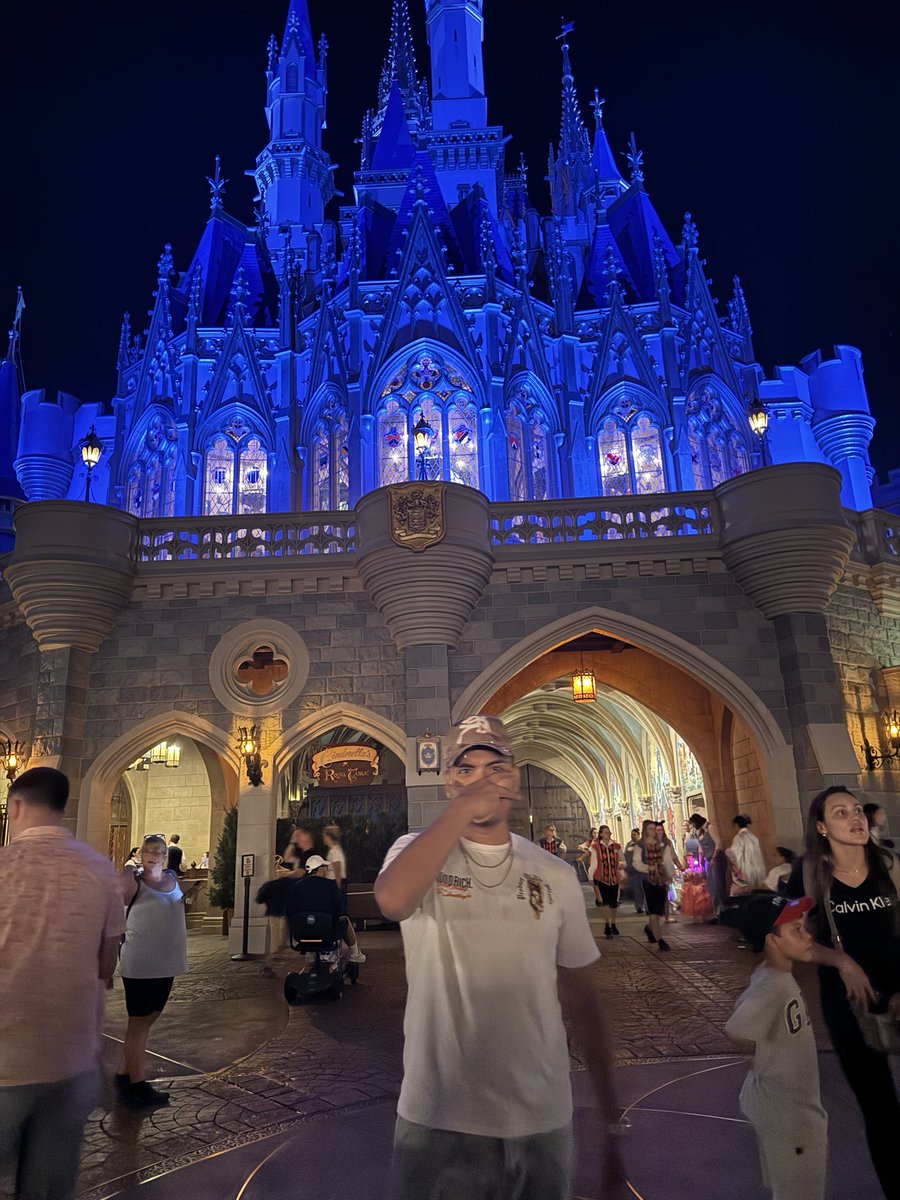 JMSNGDD's tweet photo. Sold coke outside the epcot or whatever stove god said https://t.co/rJpfUhZ575