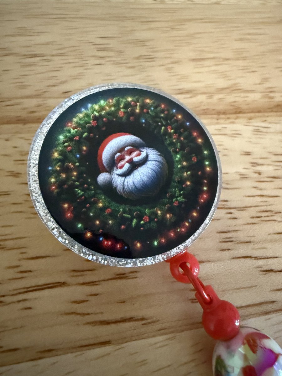 SLMor's tweet image. OOPSIE, figured that I’d share a photo of the cute Santa on my Santa Badge Holder with Reel Post here…
Looks like you can’t see it on the original post…

happylilac.etsy.com/listing/439551…

#santabadgeholder