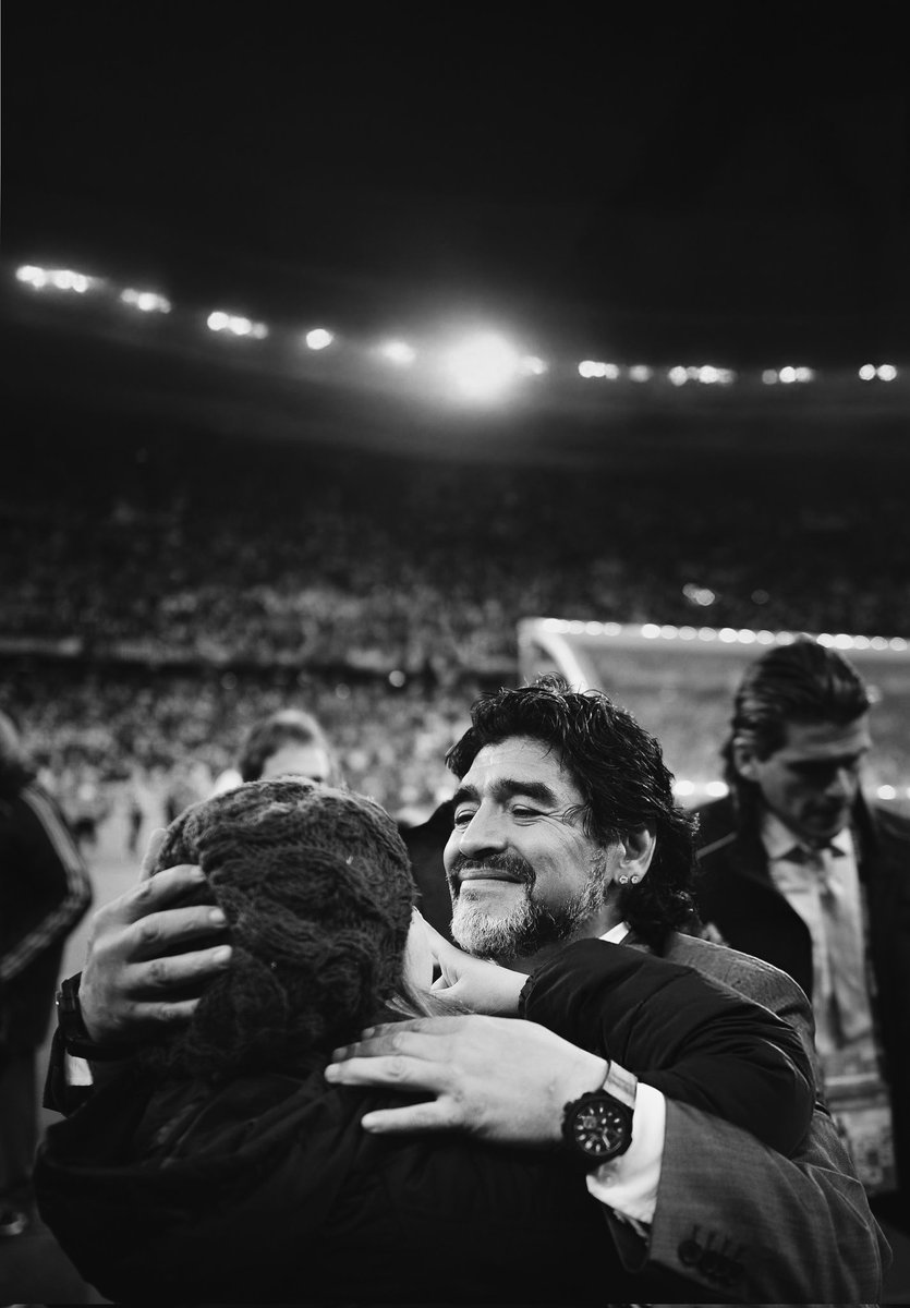 insoportablemente vivo,
inmensamente amado,
eternamente nuestro.

me gusta coleccionar tus fotos siendo amado porque esa, era tu mejor versión.

estás (siempre)