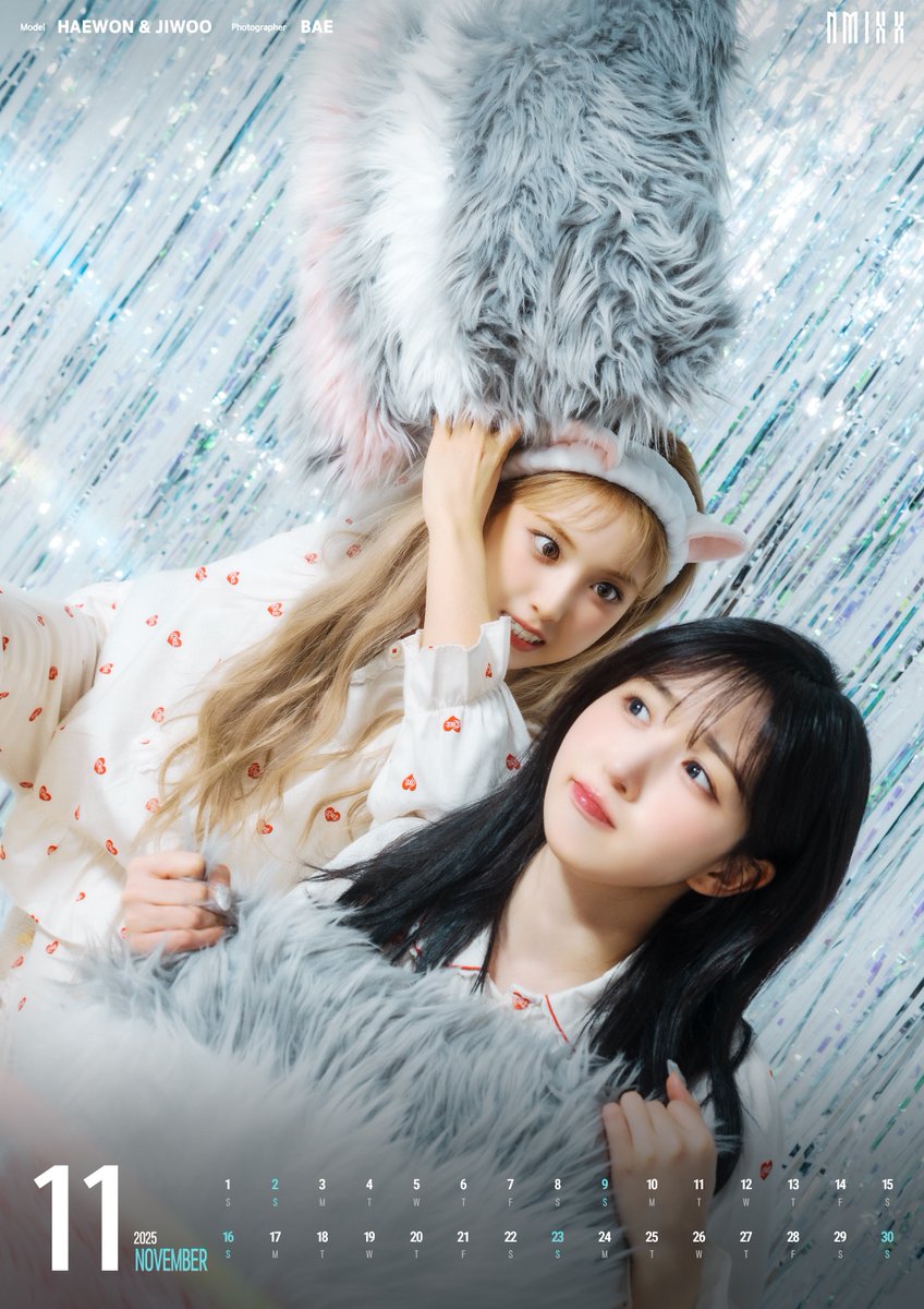 [🗓️] #NMIXX_CALENDAR_2025 NOVEMBER🤍

🛌Concept : 파자마 파티
🌟Model : #HAEWON &amp; #JIWOO 
📷Photographer : #BAE 
🎁 youtu.be/U9P_-SrPQ4E

#NMIXX #엔믹스