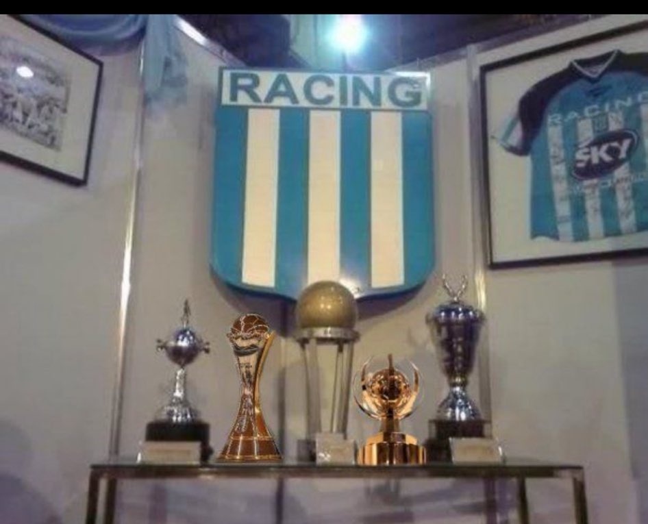 Siempre recuerden que este club de mierda que no existe juró tener mística por ganar una sudamericana.

ESTO ES LIBERTADORES , HAY QUE RESPETAR LOS RANGOS .