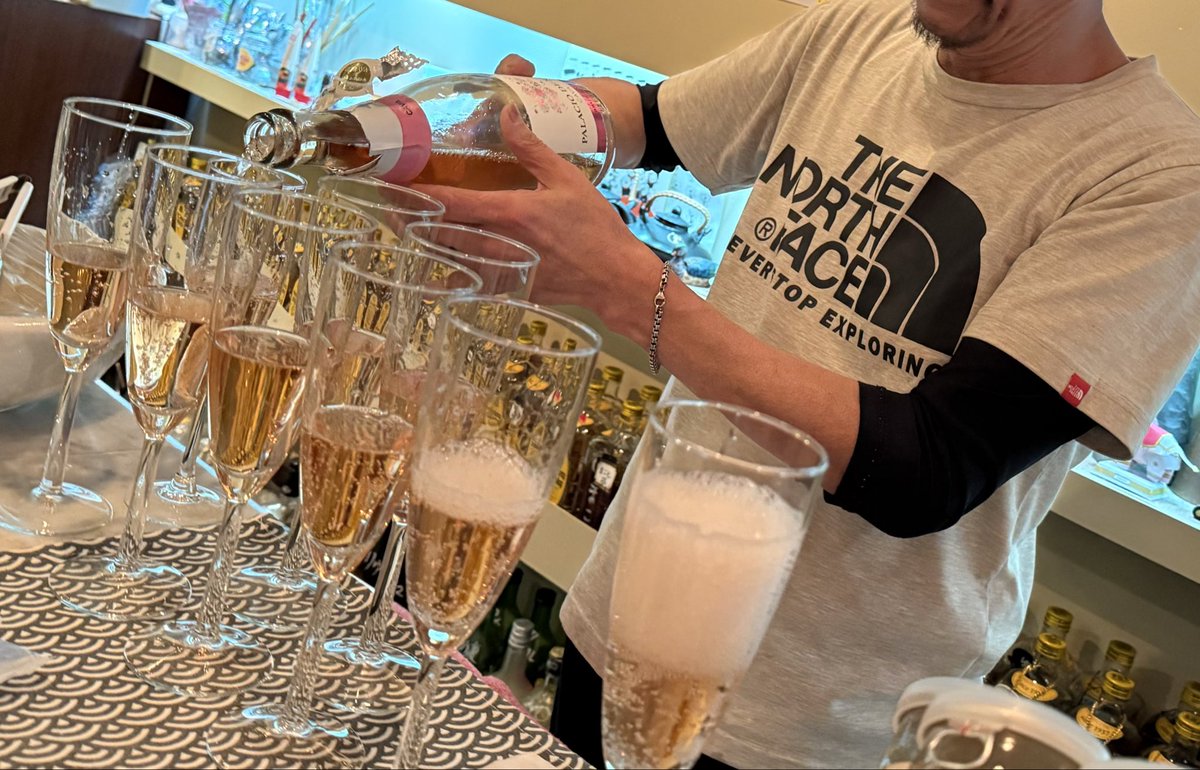 きのう10/29はお祝いの言葉を頂きありがとうございました。唐辛子🌶️の花束は「これまで以上に辛味の効いた人生を送るように」との激励でしょうか。でもこんな日は甘味も必要ですよね。大いに甘やかしていただきました。#誕生日