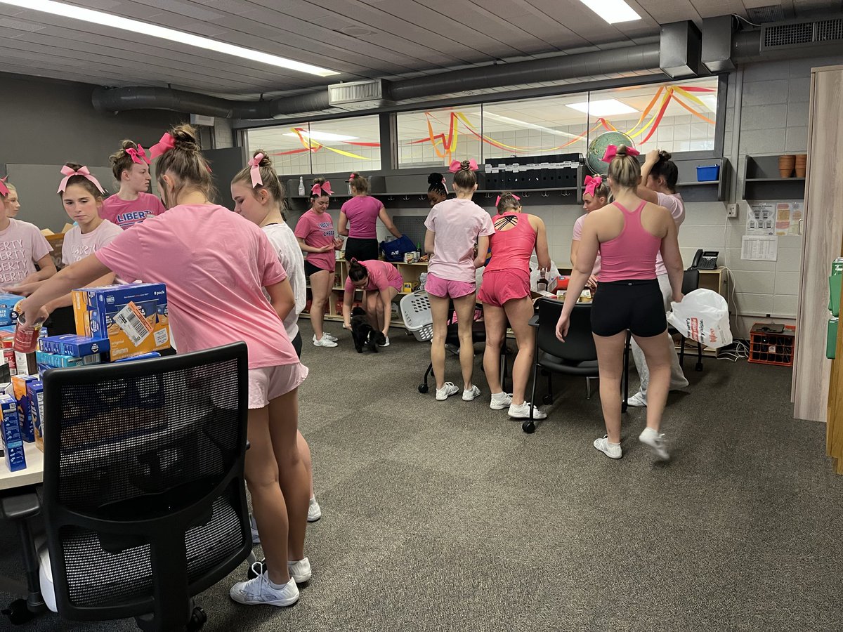 LHSJaysCheer's tweet image. Proud of our athletes for showing that true spirit goes beyond the sidelines or a competition mat. 💙 Giving back to the community that allows us this opportunity to do what we love!  
 #GiveBack #Thankful
#CommunityStrong   #RoadToState