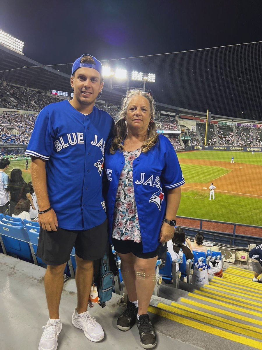 HanekGoat's tweet image. My mom, she’s a diehard fan, she watches all 162 games every year! We even wore our jerseys to a Korean baseball game! I would love to go with her to a World Series Game🙏