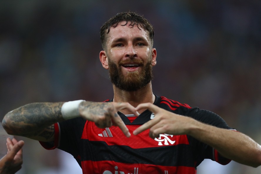 Fala-se muito do Leo Ortiz, e com razão, mas esse rapaz aqui merece seus louros também. Titular absoluto desde 2022, mudam o companheiro mas Leo Pereira está sempre lá. Parceria histórica com David Luiz e agora com Léo Ortiz, gols importantes e bolas de aço. Mais uma partidaça