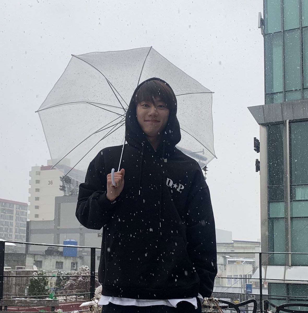 _gyusig2's tweet photo. 이젠 뭐 남친수준도 아니고 그냥
“ 남편 ” https://t.co/CtA7dsi9Hd