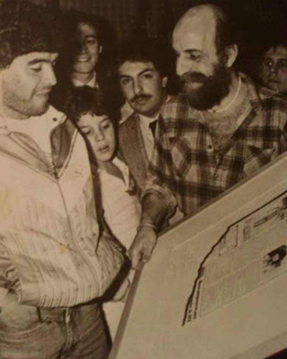 30 de octubre. Hoy hubiera cumplido 65 años Diego, el mejor jugador que vi en mi vida. Tenía un carisma extraordinario y el mundo entero lo conocía antes de que aparecieran las redes. “¿Qué jugador hubiera sido yo si no me drogaba?”, dijo alguna vez Diego. Un fenómeno como para