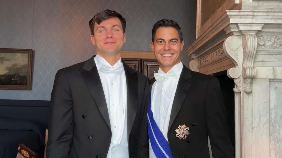 Gbastidas's tweet photo. El partido liberal D66 ganó las elecciones generales en Países Bajos. 

Su lider es Rob Jetten, quien está comprometido con el atleta argentino Nicolás Keenan. Jetten se convertiría en el nuevo primer ministro del país europeo si logra las alianzas necesarias para formar gobierno.

De concretarse, Países Bajos tendría una reina consorte (Máxima) y un primer caballero ambos de origen argentino.