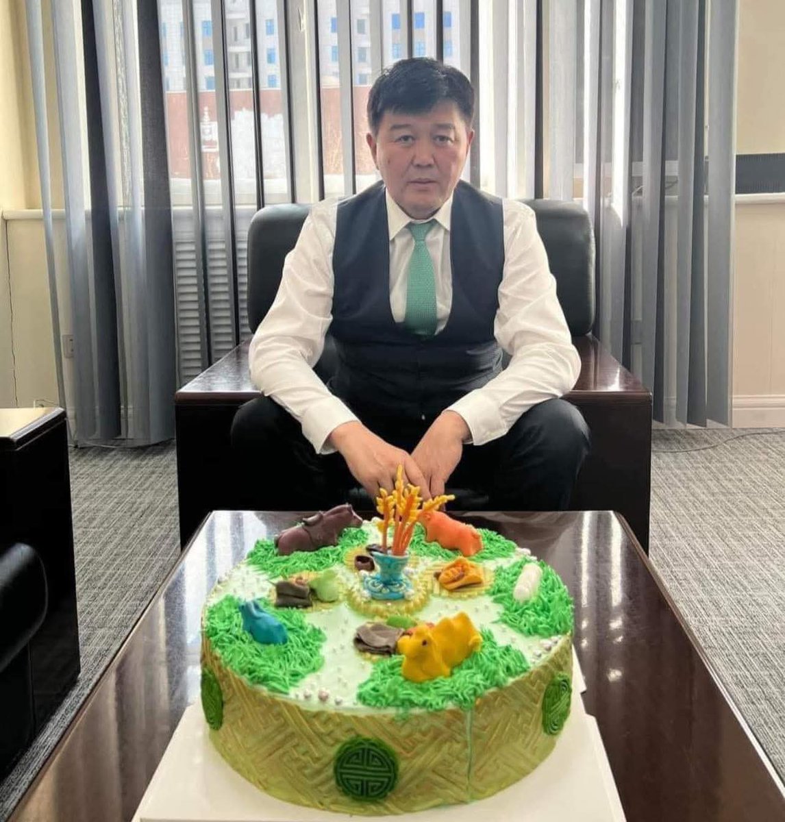 Тортон дээрээ 5н хошуу мал чаацан нтр энэ чинь малын сайд байлуу?