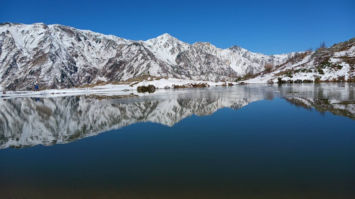 hakuba_happo's tweet image. 本日10月30日の八方池の写真です
今日は天気も良く、三段紅葉がとてもキレイです。八方池山荘より上部は雪山登山の装備が必要です！！
雪山に慣れていない方はアイゼンが必須となっております❄️ 八方ケルンからの下はとても滑りやすくなっております。

#八方池
#八方尾根
#八方アルペンライン