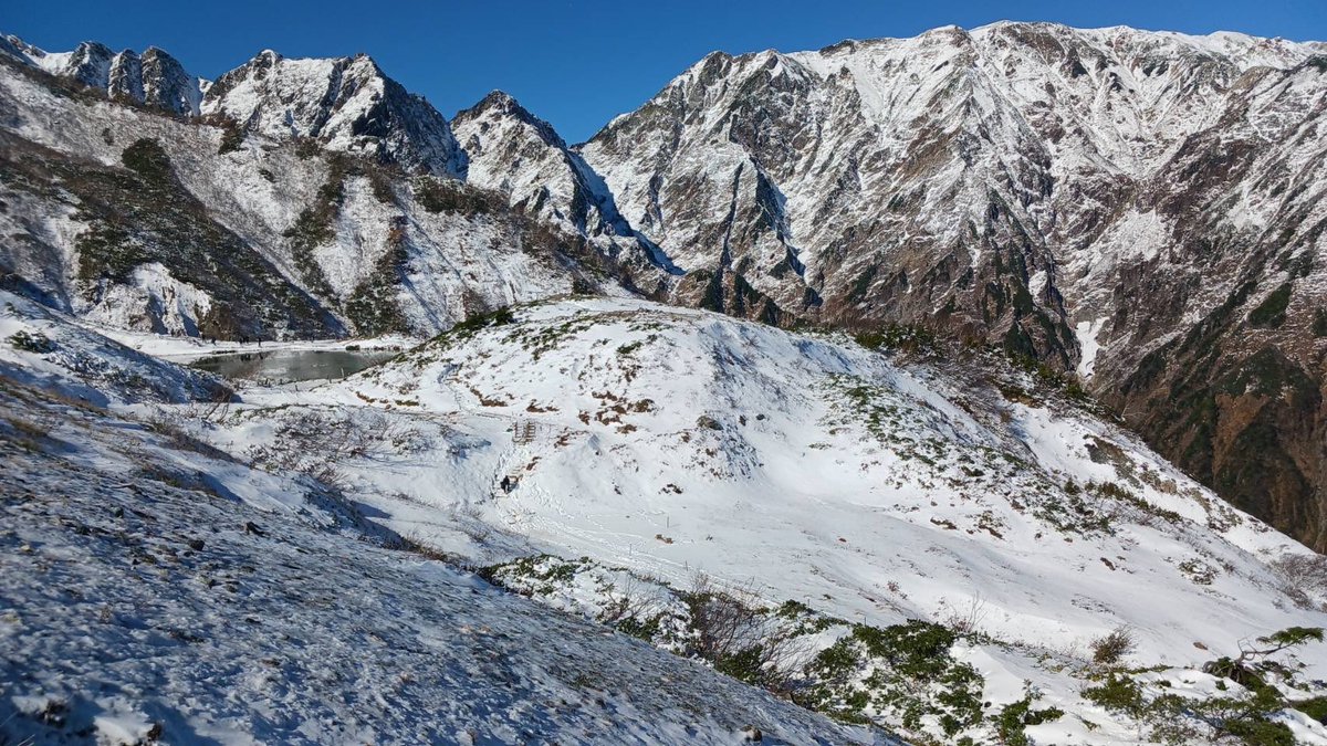 hakuba_happo's tweet image. 本日10月30日の八方池の写真です
今日は天気も良く、三段紅葉がとてもキレイです。八方池山荘より上部は雪山登山の装備が必要です！！
雪山に慣れていない方はアイゼンが必須となっております❄️ 八方ケルンからの下はとても滑りやすくなっております。

#八方池
#八方尾根
#八方アルペンライン