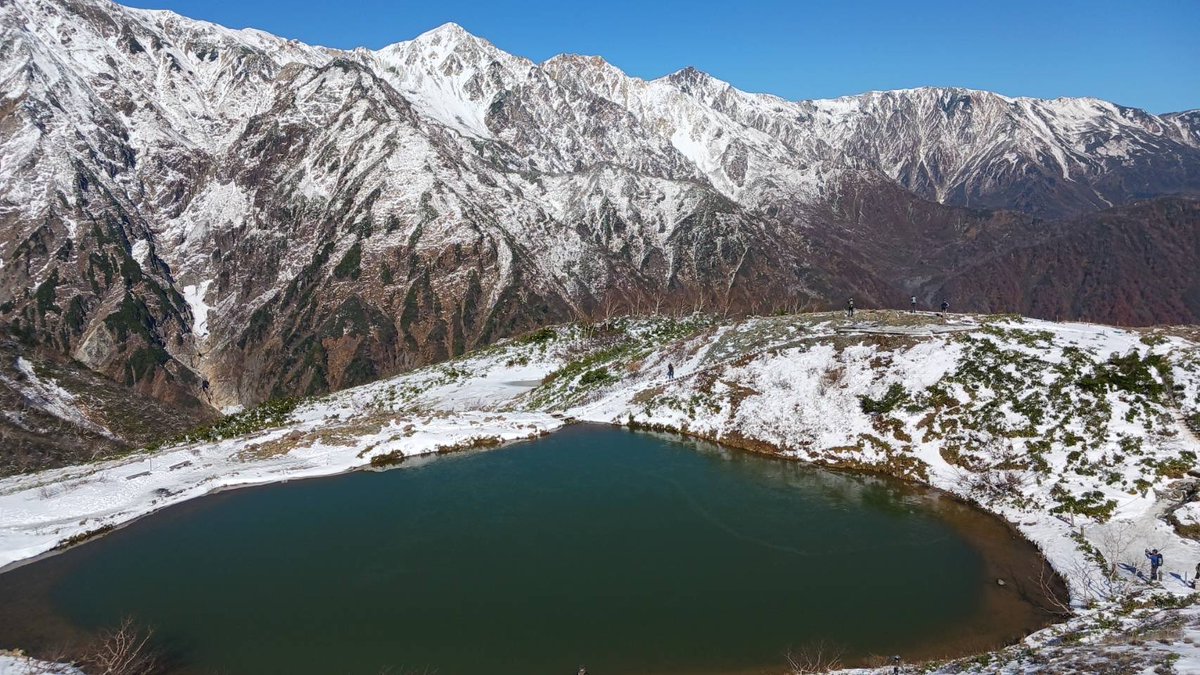 hakuba_happo's tweet image. 本日10月30日の八方池の写真です
今日は天気も良く、三段紅葉がとてもキレイです。八方池山荘より上部は雪山登山の装備が必要です！！
雪山に慣れていない方はアイゼンが必須となっております❄️ 八方ケルンからの下はとても滑りやすくなっております。

#八方池
#八方尾根
#八方アルペンライン