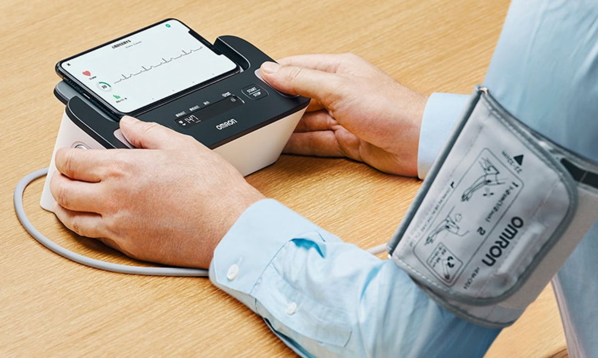 omron_hc_pr's tweet image. 心不全や脳梗塞を引き起こす危険因子でありながら約4割の患者に自覚症状がないといわれる不整脈[ #心房細動 ] こまめに心電図をチェックすることが早期発見につながります。心電計付き上腕式血圧計で毎日の血圧測定と一緒に心房細動リスクのチェックはいかがですか。#血圧 #不整脈 #血圧計はオムロン…