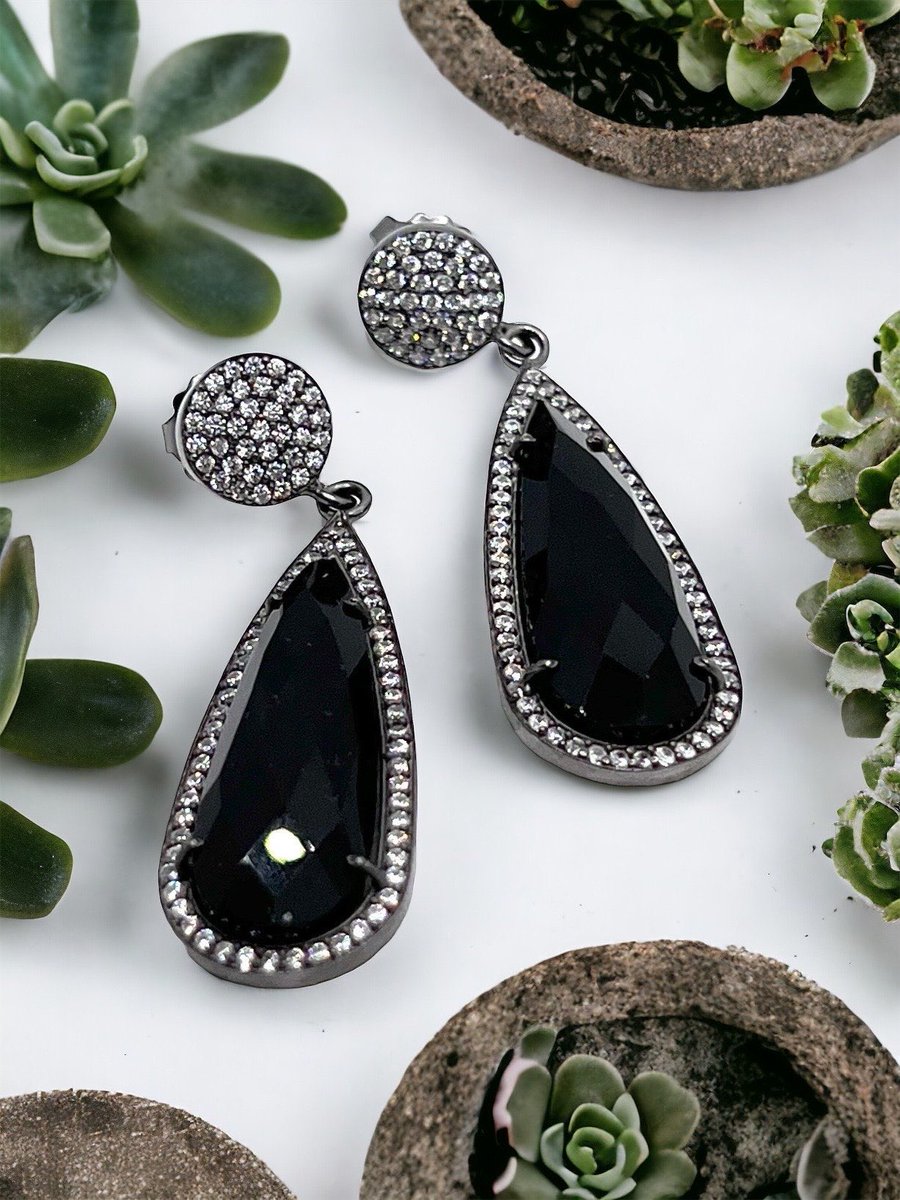 gunjansllc's tweet photo. Shine bold, shine elegant. ✨
Black Onyx earrings crafted in oxidized sterling silver.
#BlackOnyx #SterlingSilverJewelry #OnyxEarrings #StatementEarrings #PartyJewelry #EveningGlam #LuxuryLook #JewelryLover #EtsyFinds #ShopSmall #GiftForHer https://t.co/leWftlYvZt https://t.co/ZhKLBKL4zA